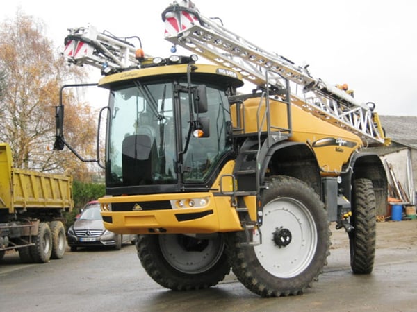 Automoteur Rogator Challenger équipé en Firestone 380/105 R50