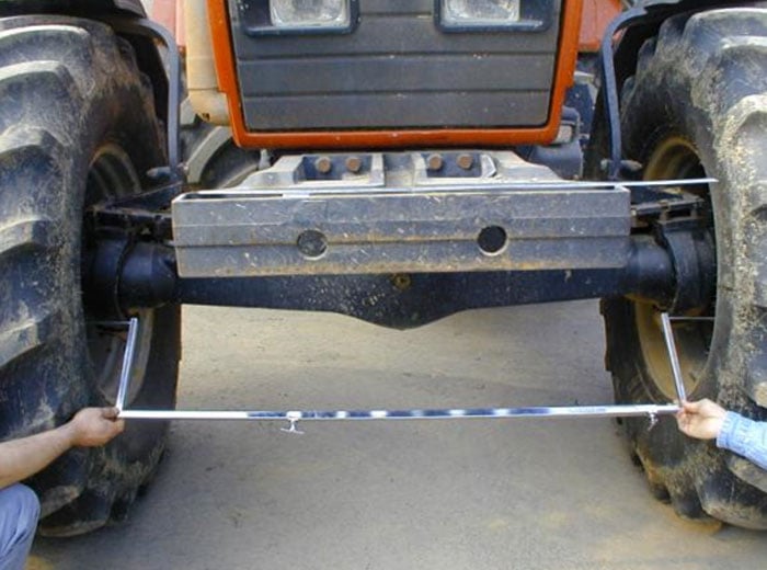 Place the measuring device between the wheels at the exact spot where you made the mark with the chalk