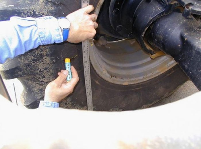 At this height, make a mark with chalk on the edge of the rim at the level of the tyre bead