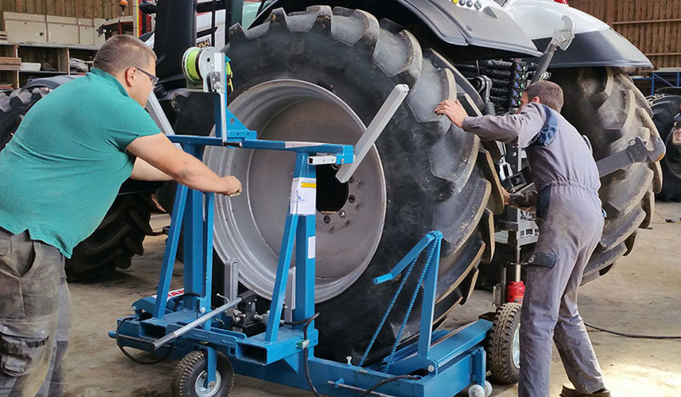 Mounting tractor tyres