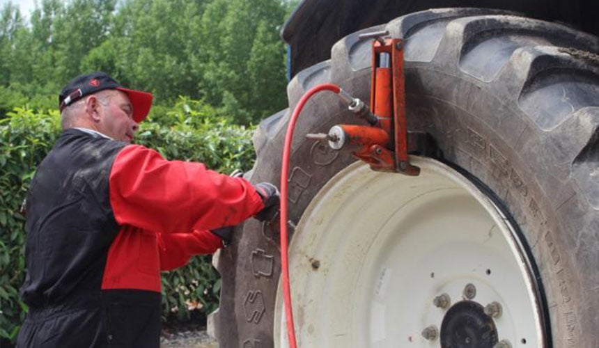 Lifting the tyre beads