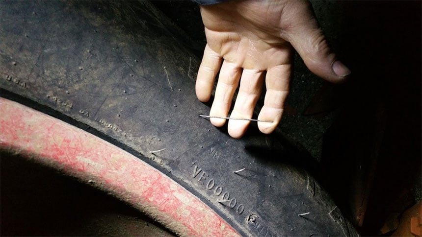 Manufacturing defect: incorrectly positioned cable protruding from the tyre sidewall