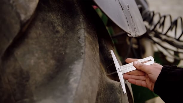 Contrôle d’usure avec
une jauge de profondeur des barrettes