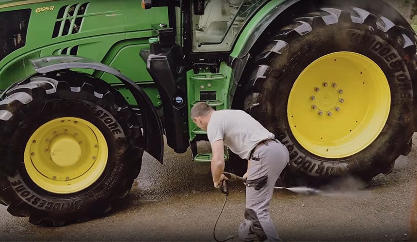 Cleaning agricultural tyres before winter storage