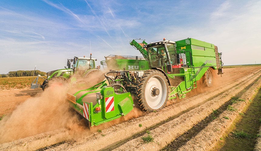 Narrow tyres at the front of a self-propelled harvester