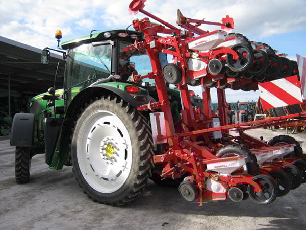 Narrow tyres with a steel belt and a beet seeder