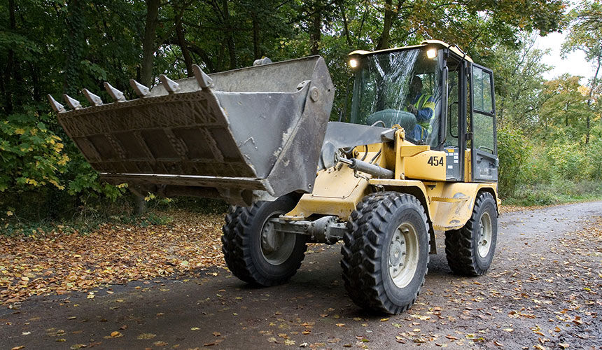 Resistant tyres for transport by road and for manoeuvres