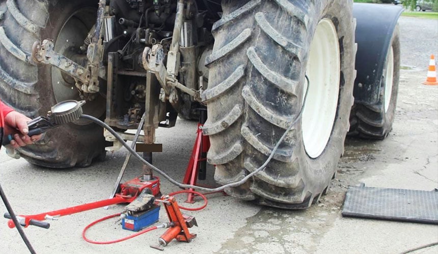 Safety position behind the tyre during inflation