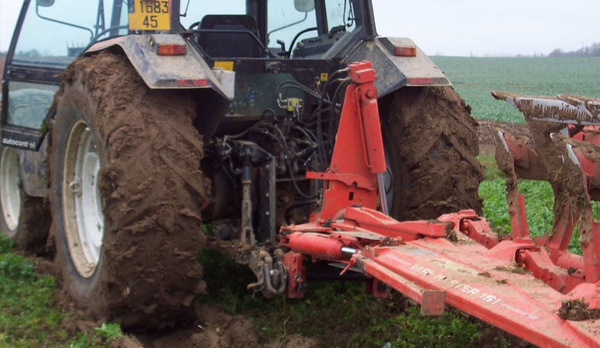 Agricultural tyre with a limited self-cleaning capacity