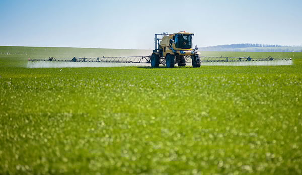 A self-propelled machine designed for spraying makes it possible to treat a larger surface area