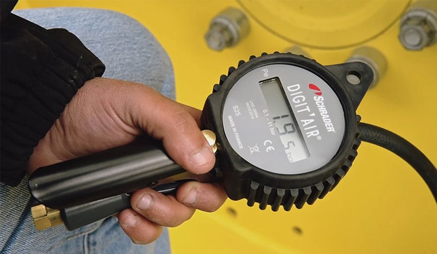 Regular pressure adjustments to preserve agricultural tyres