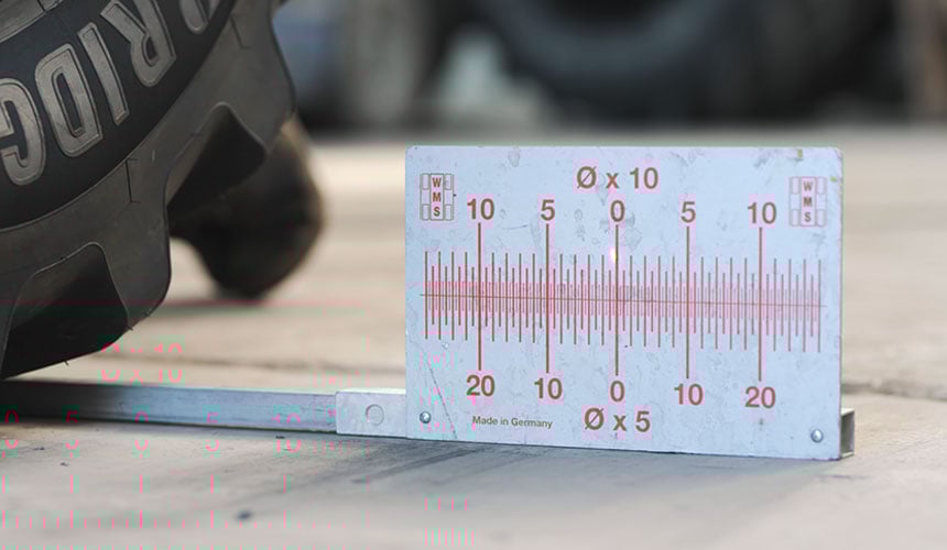 Laser adjustment of front axle parallelism