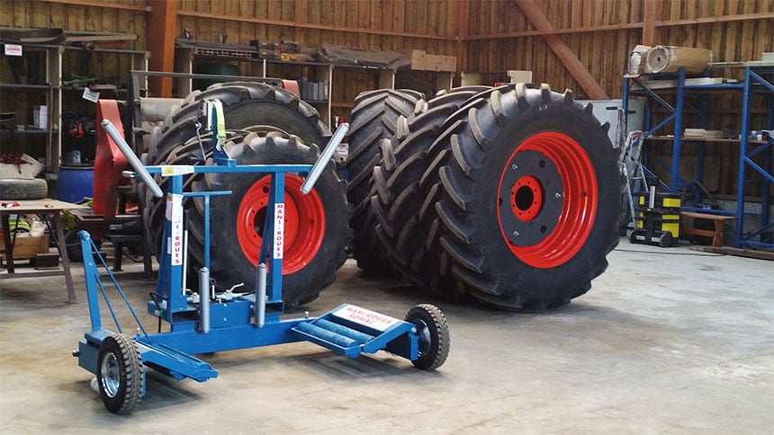 Storage of dismounted tyres inside on a flat, clean, dry floor
