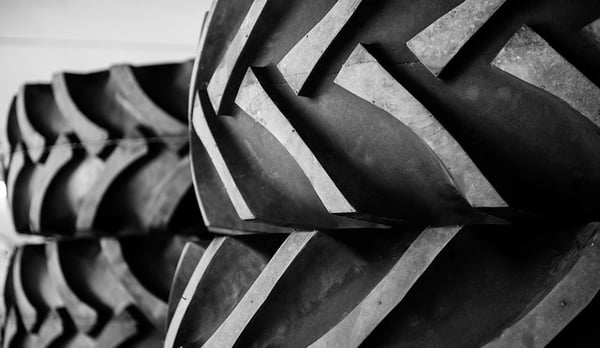 Storage in piles for tyres on their rims