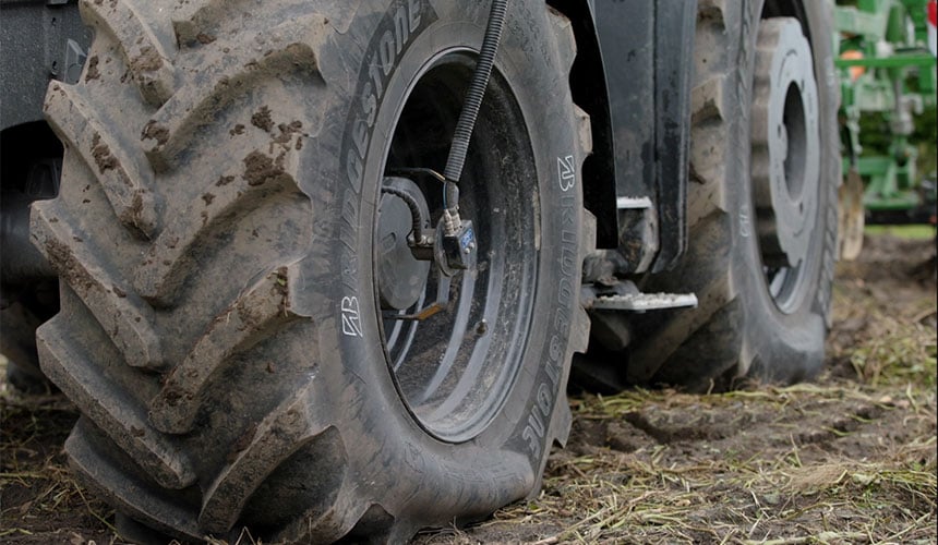 On clay soil, the tyre must be able to work at a very low inflation pressure