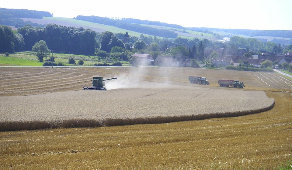 Compaction linked to trailers and harvesters