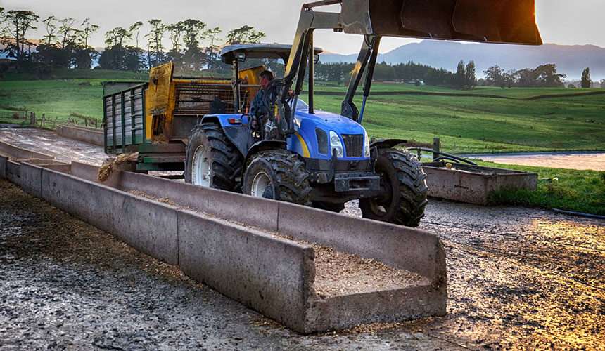 Use of a front bucket for the management of animal feeding